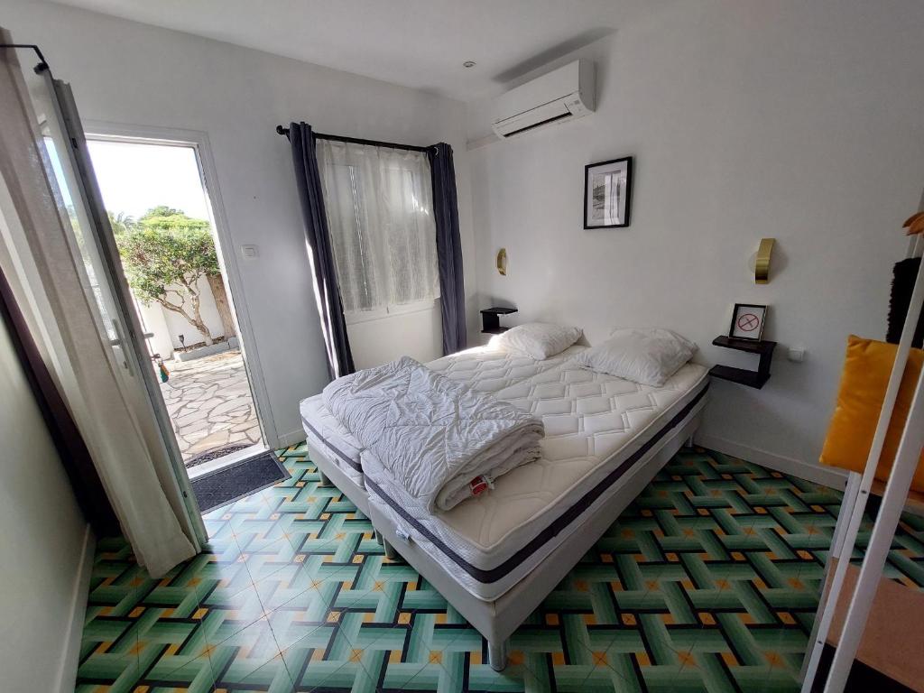 Cama ou camas em um quarto em Studio Saint-Cyprien, 2 pièces, 2 personnes - FR-1-776-64