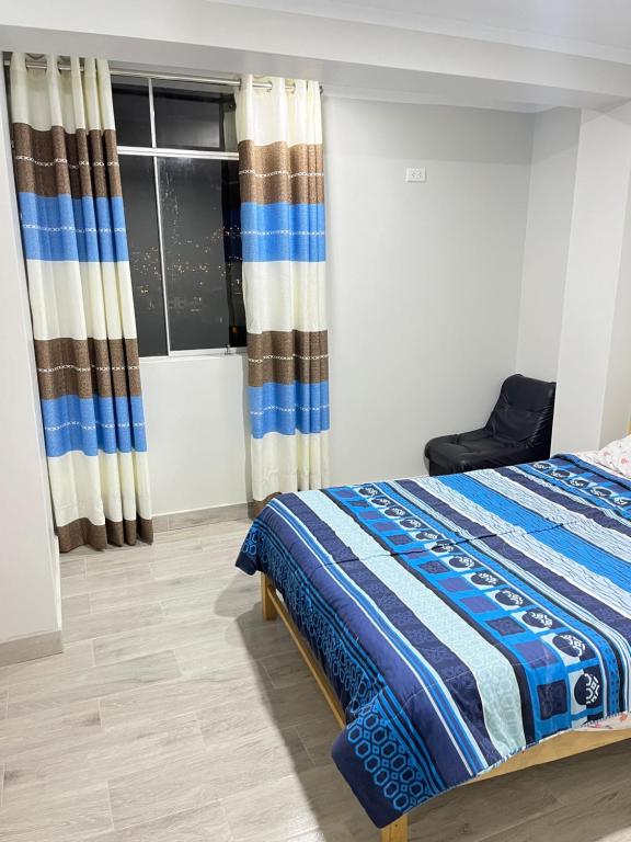 um quarto com uma cama e uma janela em Mariandes Hostel em Huaraz
