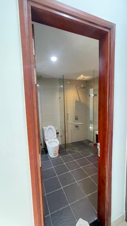 een badkamer met een toilet en een inloopdouche bij Căn hộ hiện đại in Quy Nhon