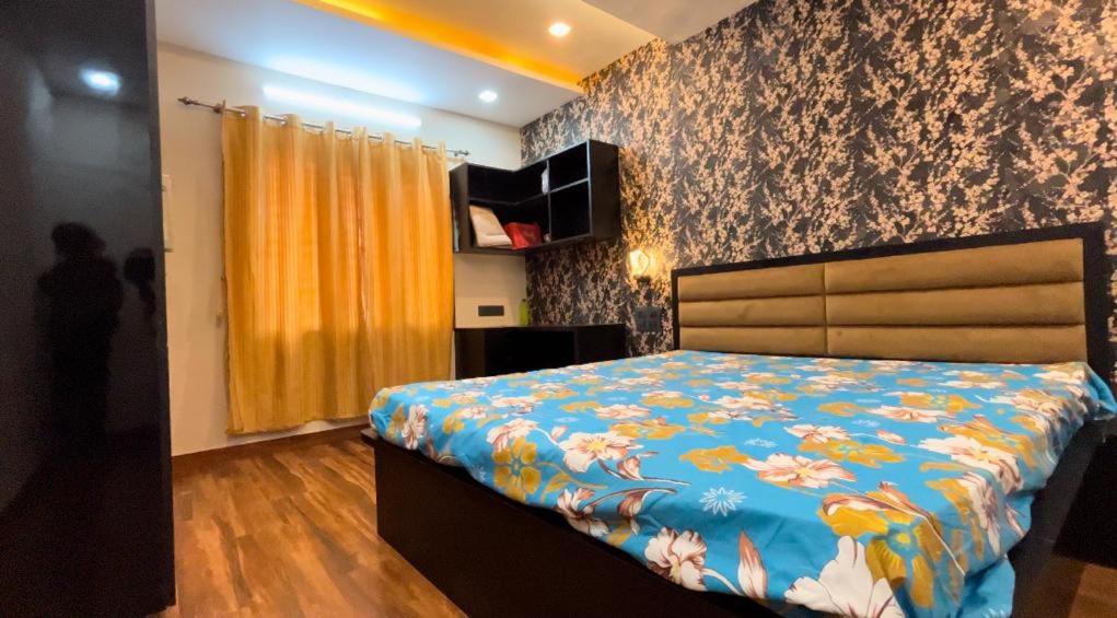 una camera con letto e piumone blu di IMARA a Mangalore