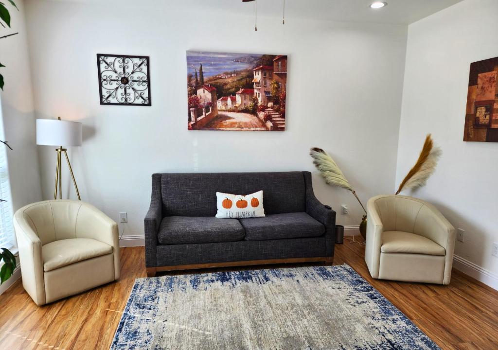 sala de estar con sofá y 2 sillas en Centrally Located 3 Bed Minutes From Downtown, en Houston