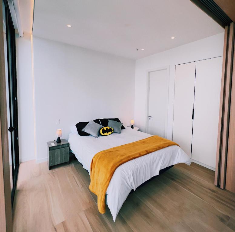 ein Schlafzimmer mit einem großen Bett mit weißen Wänden in der Unterkunft Edificio IQON, Piso 28, La Mejor vista de Quito in Quito