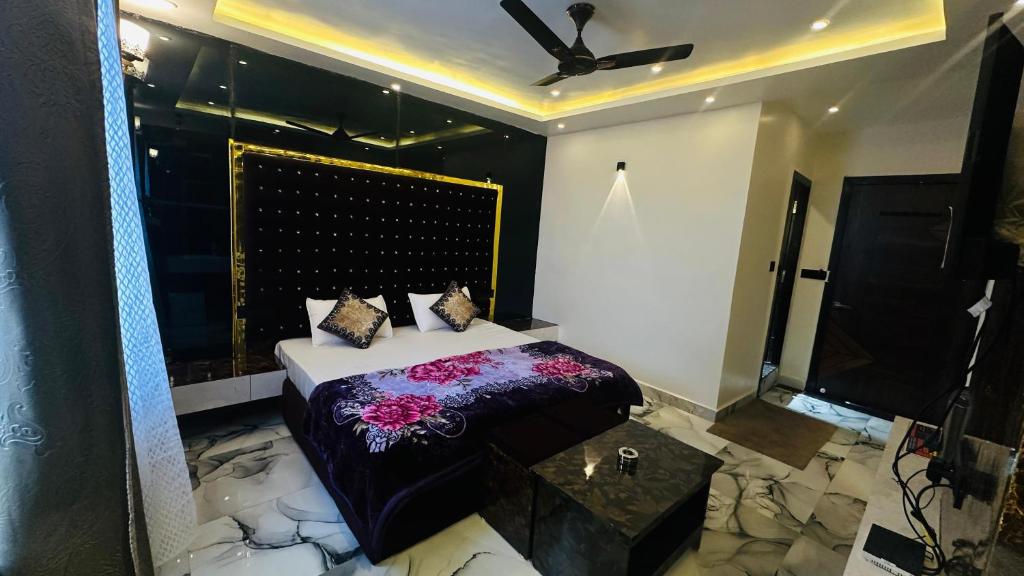 a bedroom with a bed and a table in it at Hotel weekend Pachmarhi in Pachmarhī