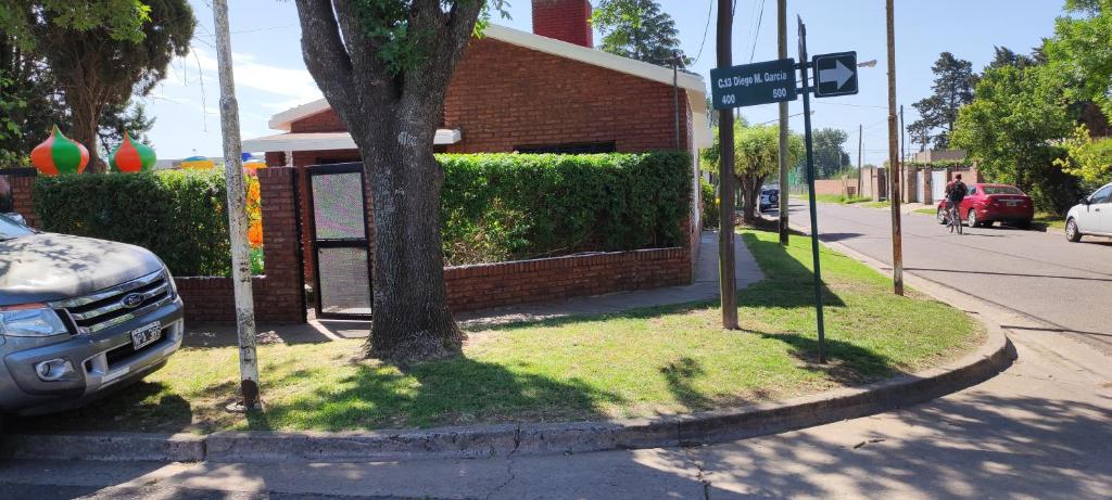 a street sign on the corner of a street at La casita de Aitana in Pergamino