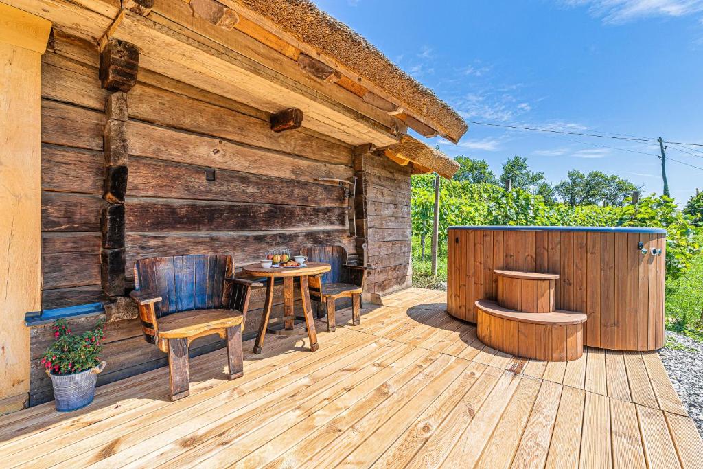 Balkón nebo terasa v ubytování Vineyard Cottages Skatlar