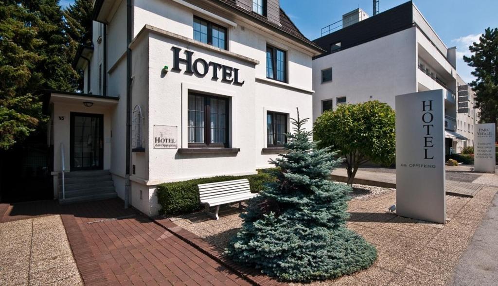 un hotel con un árbol de Navidad frente a un edificio en Hotel am Oppspring, en Mülheim an der Ruhr