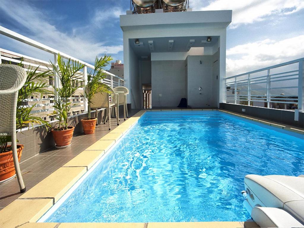 una piscina en el balcón de un edificio en NhaTrang Luxury Serviced Apartment, en Nha Trang