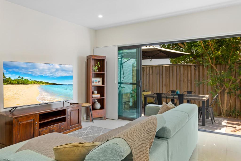 un soggiorno con divano e TV a grande schermo di 3-Bed Beach Haven with Patio, BBQ & Secure Parking a Scarborough