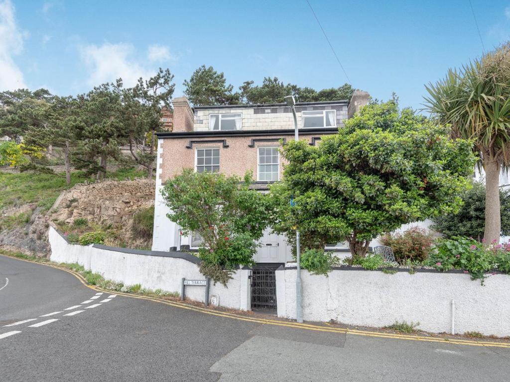 ein Haus am Straßenrand in der Unterkunft Eversley in Llandudno