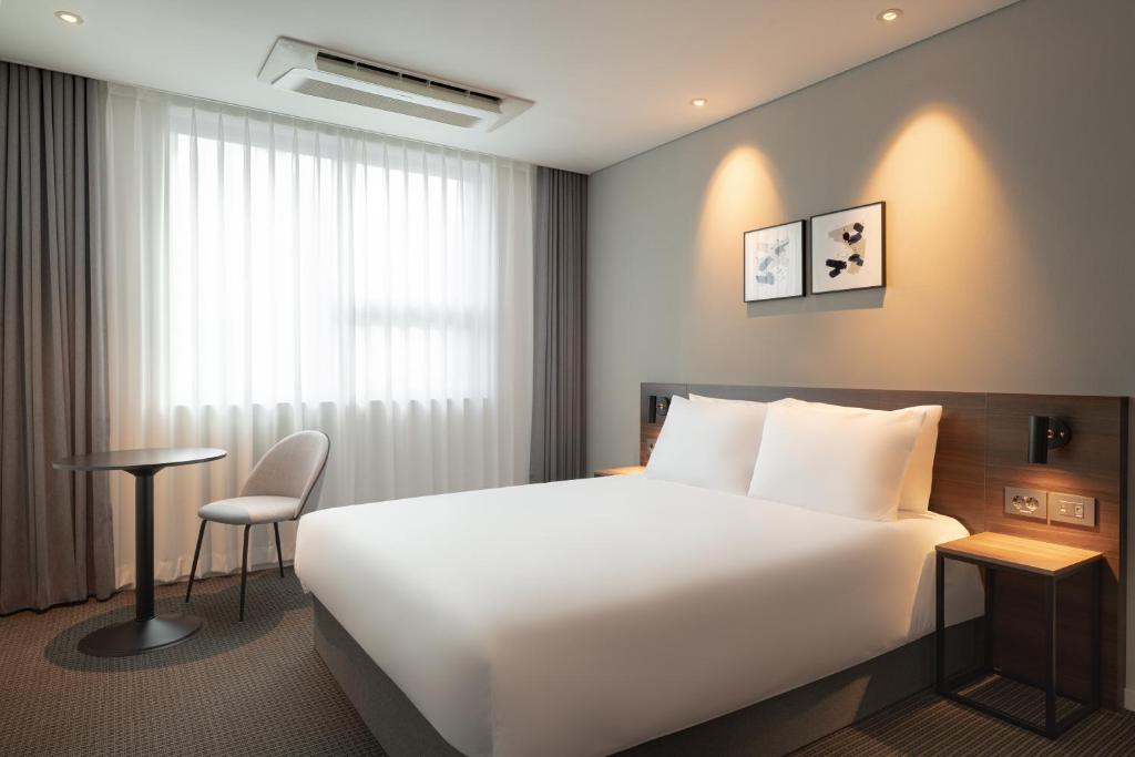 Postel nebo postele na pokoji v ubytování Urbanstay Busan songdo Beach