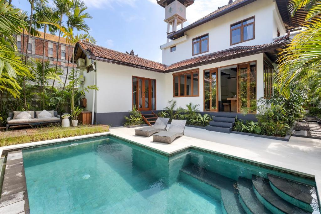 uma imagem de uma piscina numa villa em Unicorn Shelter Villa em Seminyak