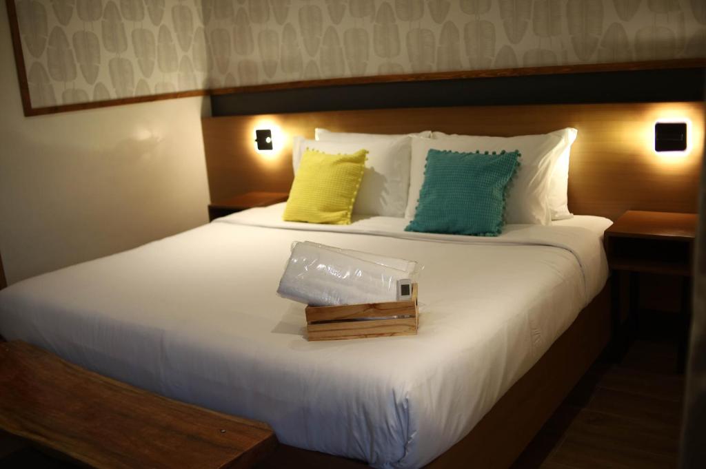 Postel nebo postele na pokoji v ubytování Jovinaj Travellers Inn