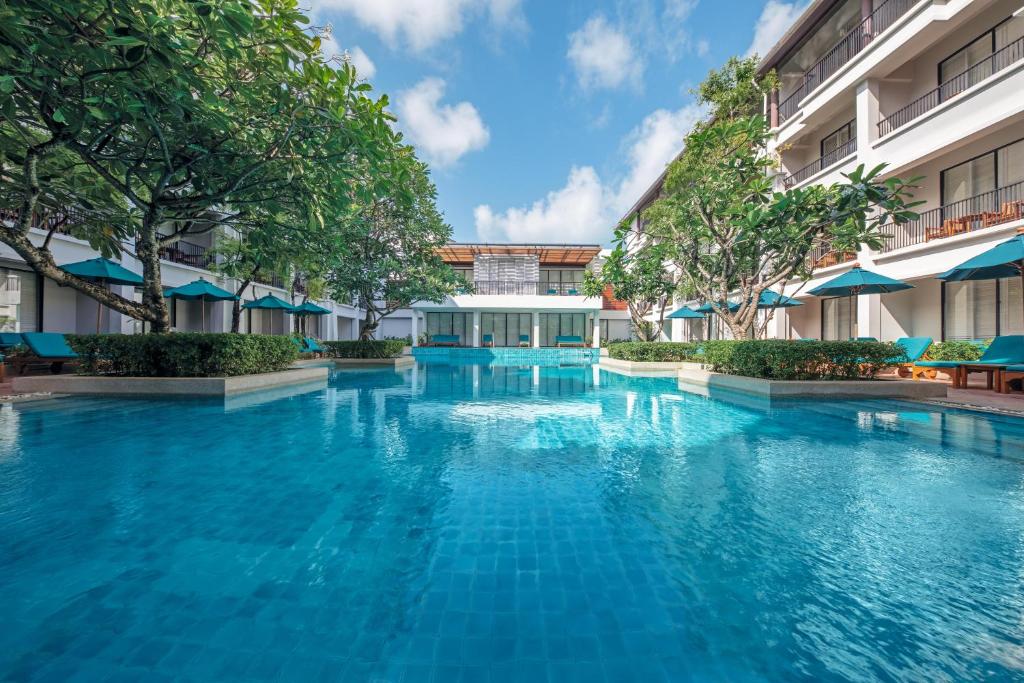 een zwembad in het midden van een gebouw bij DoubleTree by Hilton Phuket Banthai Resort in Patong Beach