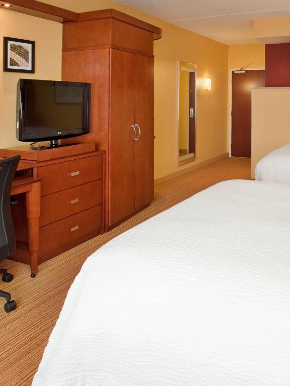Courtyard by Marriott Pittsburgh North/Cranberry Woods - Queen Room With Two Queen Beds