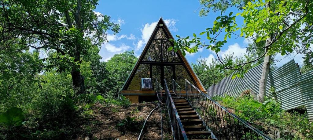 una casa sull'albero in mezzo a una foresta di A.frame.ev.naxcivan a Naxçıvan