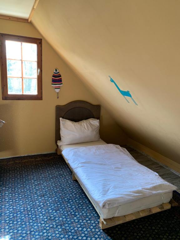 Posteľ alebo postele v izbe v ubytovaní Getreidekasten auf einer Lamafarm