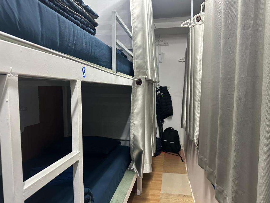 Palanda nebo palandy na pokoji v ubytování Sweed Dee Seaview Hostel