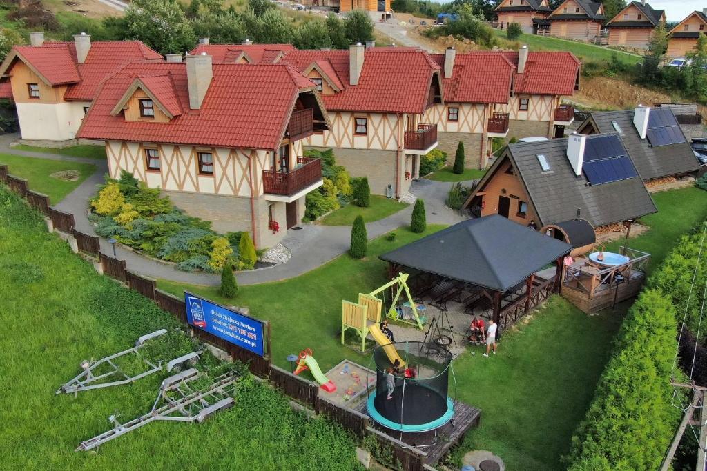 un modelo de casa con un tren en el patio en Domki Całoroczne Osada Zbójecka Jandura, en Kluszkowce