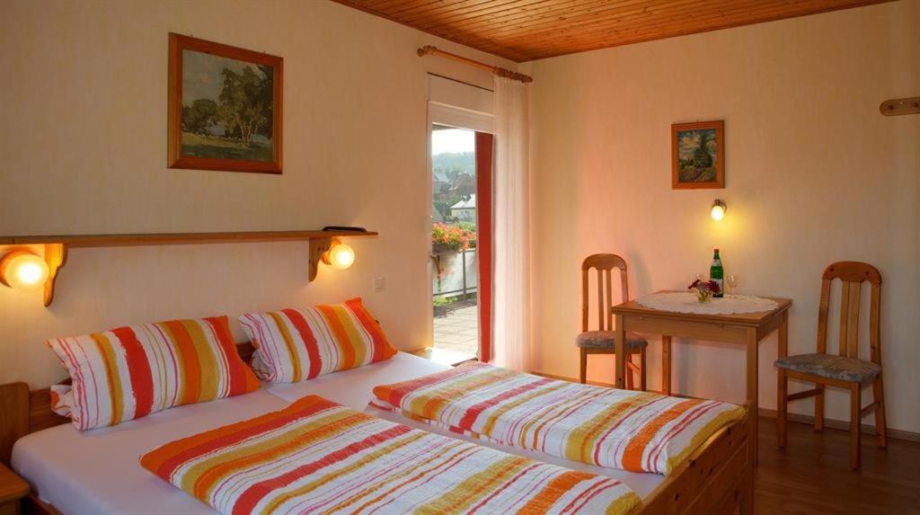 Postel nebo postele na pokoji v ubytování Gasthaus Trifelsblick