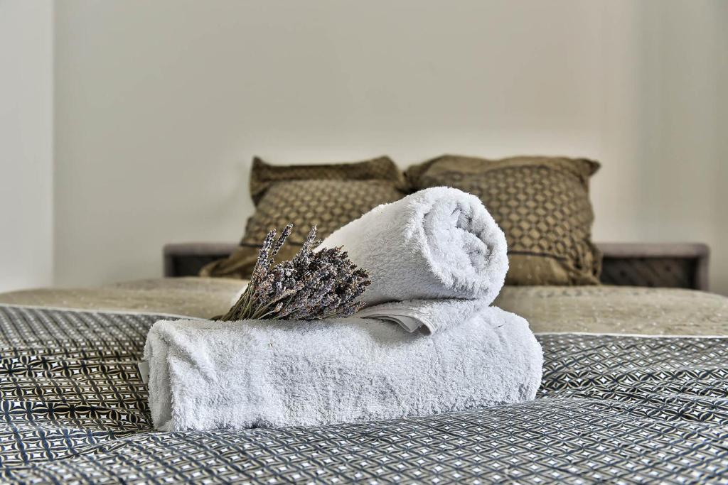 uma toalha sentada em cima de uma cama em Le cocon boulevard Yves farge em Lyon