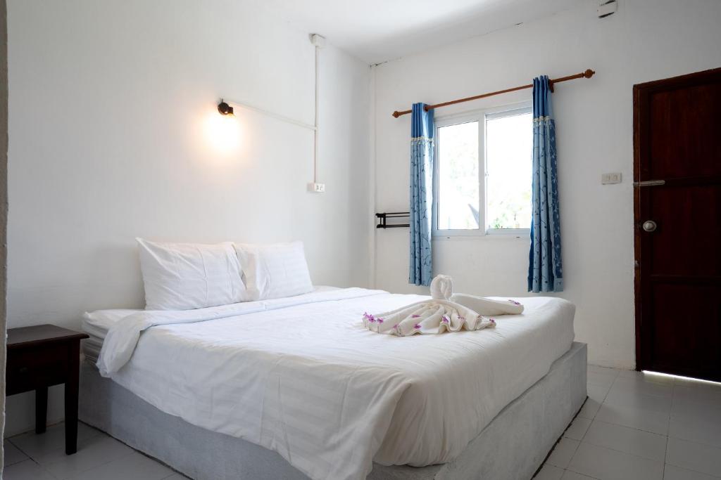 Postel nebo postele na pokoji v ubytování Isara Lanta Beach Resort