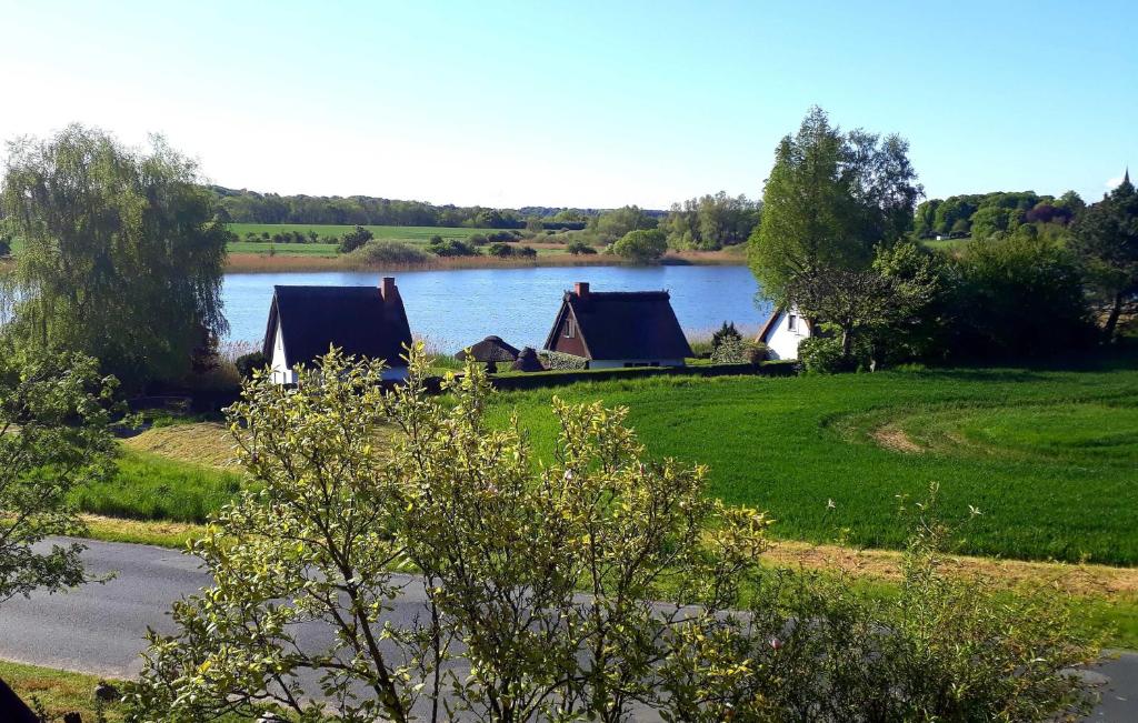vista para um lago com um grupo de casas em Ferienwohnung am Papensee em Hohen Sprenz