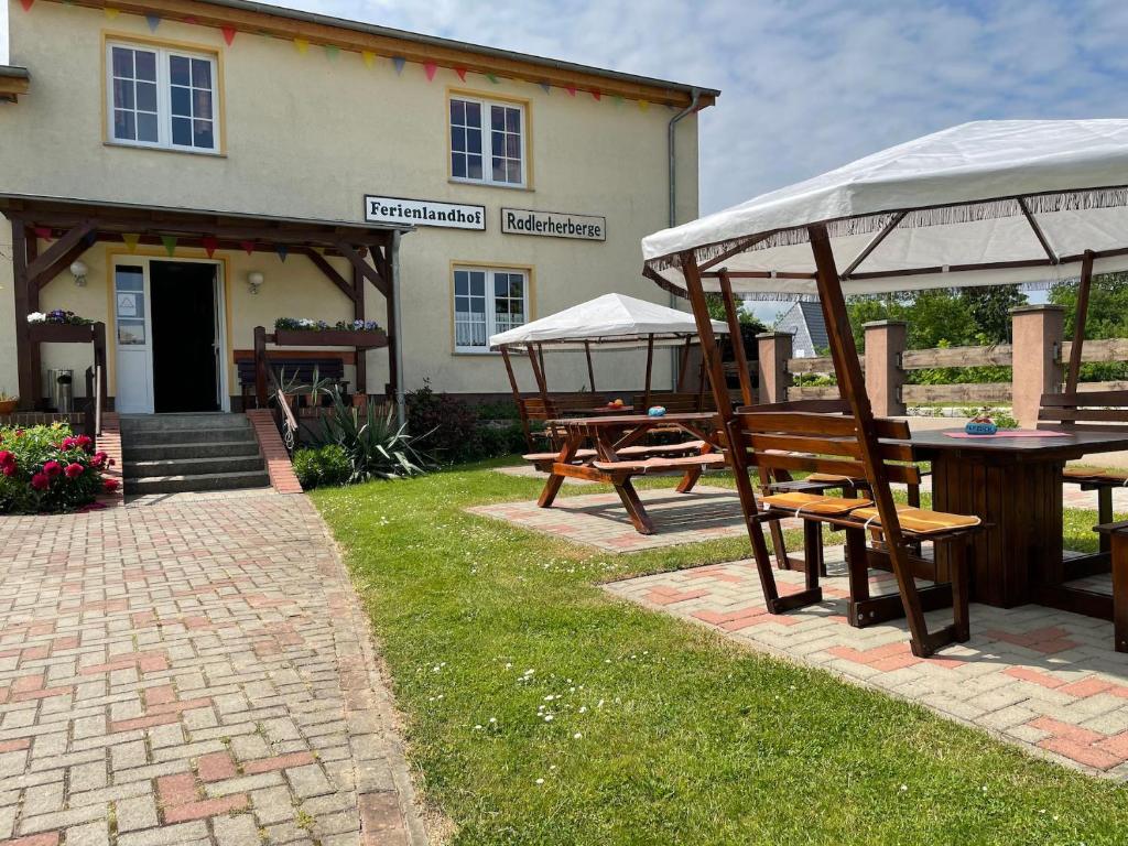 un groupe de tables et de bancs devant un bâtiment dans l'établissement Ferienlandhof Mistorf, 