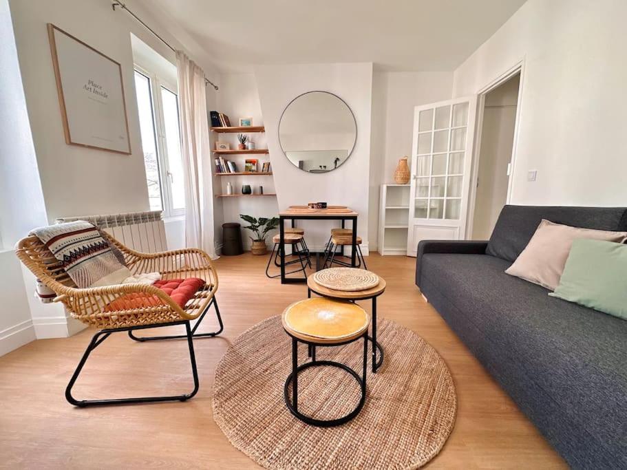 un salon avec un canapé, des chaises et une table dans l'établissement Cosy Saint-Denis 2/4 personnes, à Saint-Denis