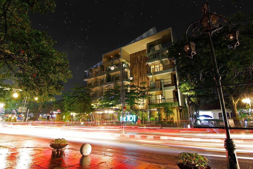 una calle de la ciudad por la noche con un edificio en THE 1O1 Bandung Dago, en Bandung