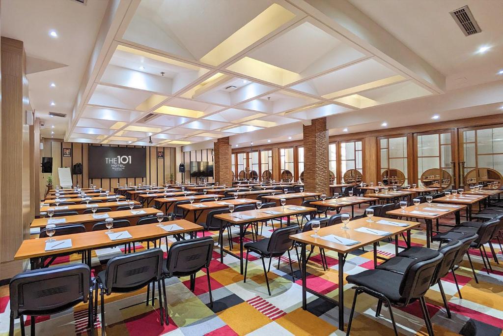 Restaurace v ubytování THE 1O1 Bandung Dago