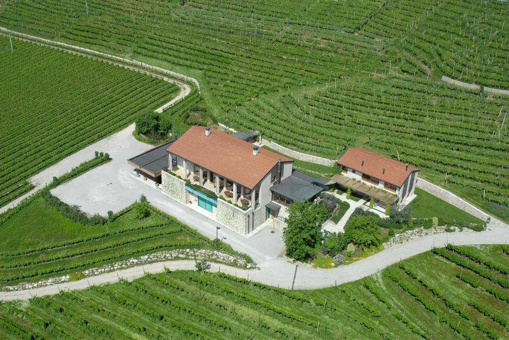 una vista aérea de una gran finca en un viñedo en Agriturismo Vedova, en Valdobbiadene