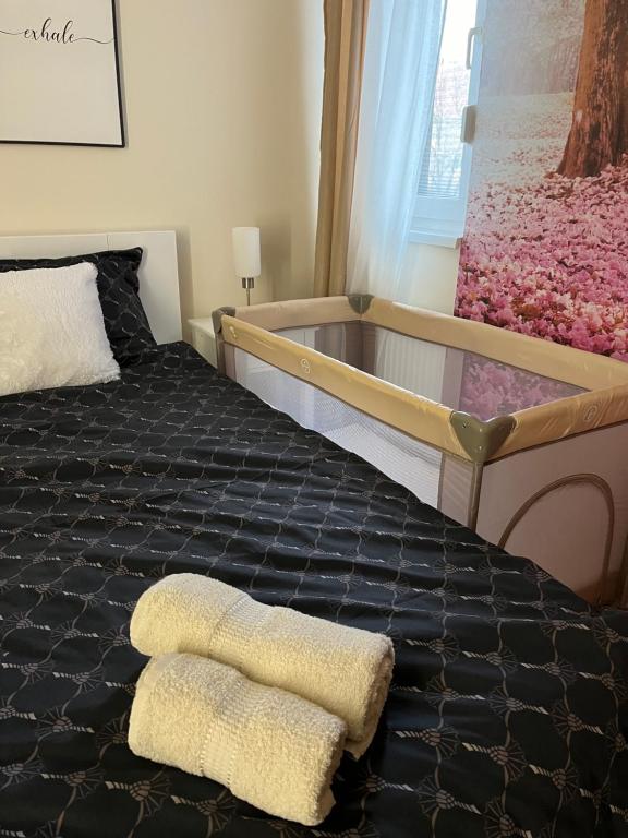 una camera da letto con un letto con due asciugamani sopra di Lumos a Sombor