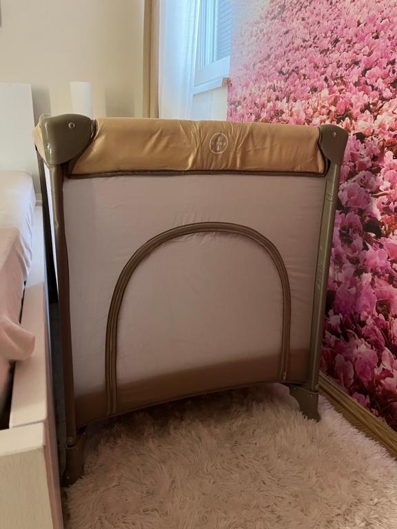 un letto in una camera con parete rosa di Lumos a Sombor