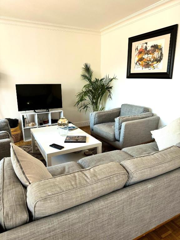 Fotografia z galérie ubytovania Bergson Top - Appart 80m2, 2 grandes chambres, entièrement rénovée et équipée, lumineux, WIFI, balcon, calme, vue imprenable v destinácii Saint-Étienne