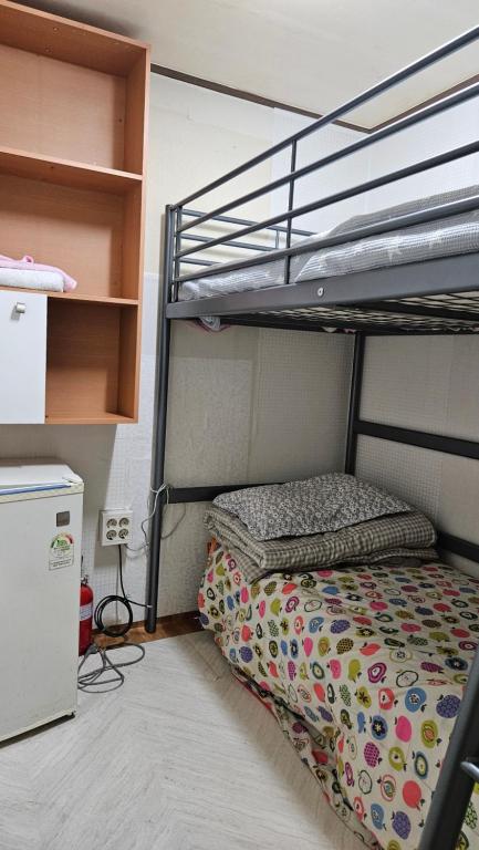 Bunk bed o mga bunk bed sa kuwarto sa Hub House livingtel