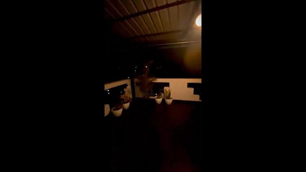 uma sala escura com um balcão com velas em Sunset Homes Imphal em Imphal