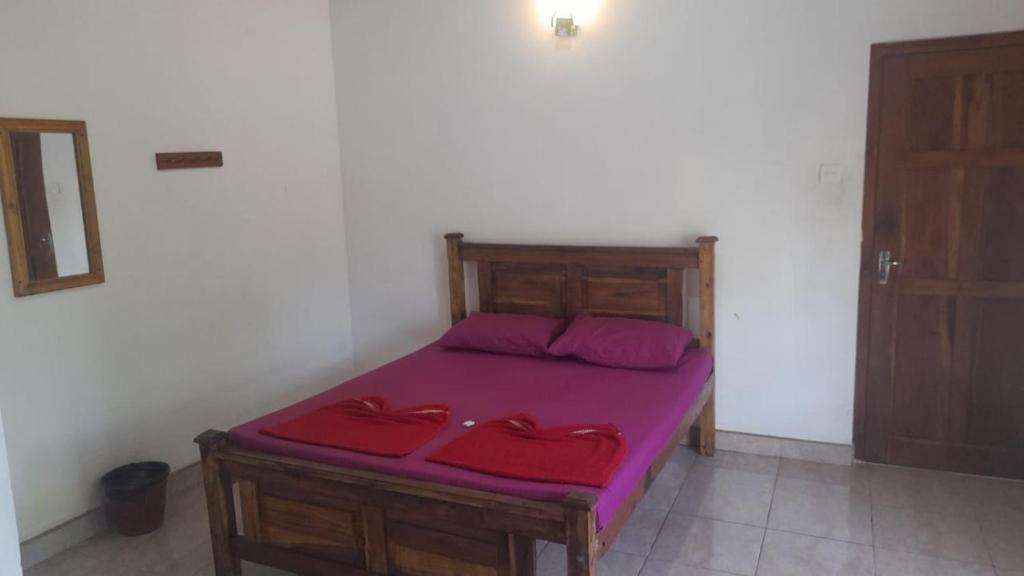 Posteľ alebo postele v izbe v ubytovaní Suriya Villa
