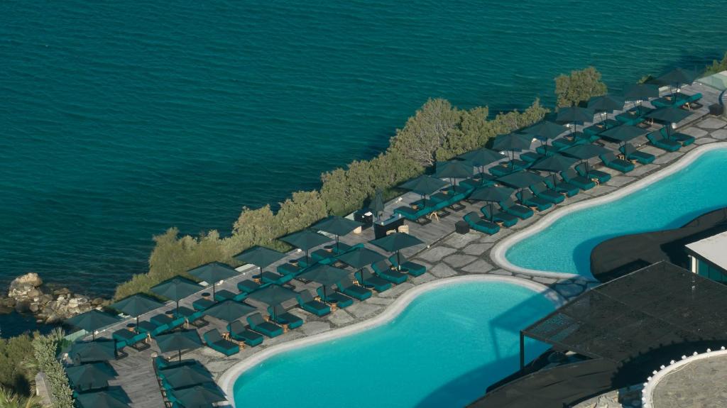 eine Luftansicht eines Resorts am Wasser in der Unterkunft Myconian Imperial - Leading Hotels of the World in Elia