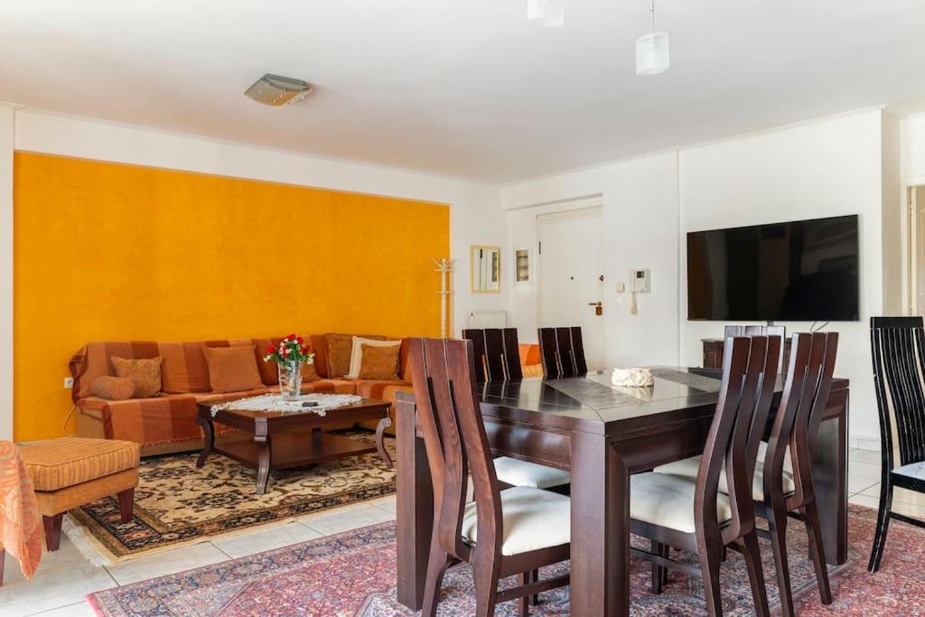 Μια τηλεόραση ή/και κέντρο ψυχαγωγίας στο Katerina's apartment