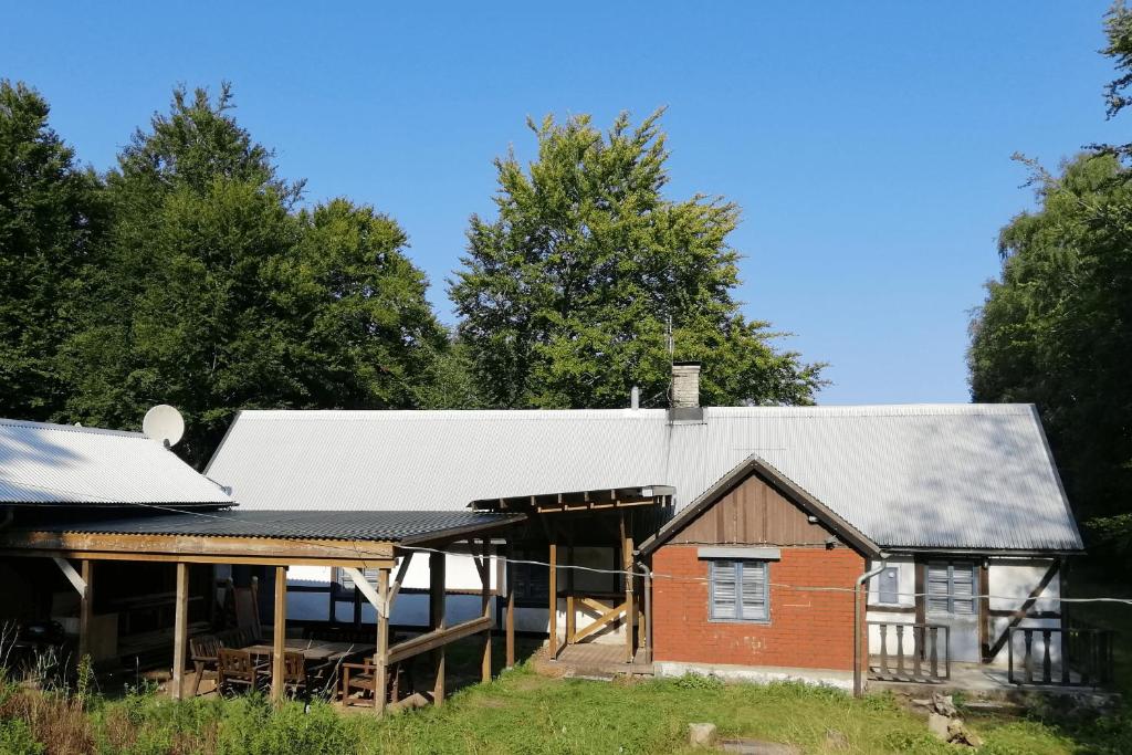 uma casa de tijolos vermelhos com um telhado branco em Stony em Brösarp