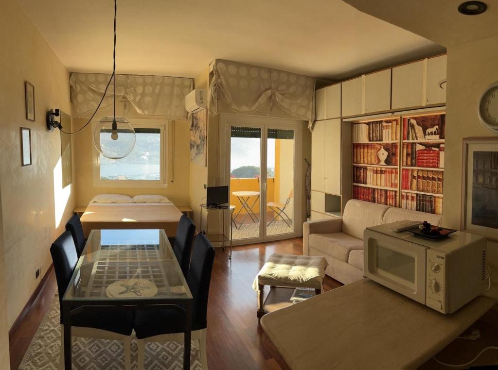 una sala de estar con un sofá y una mesa en Balcone sul Tigullio, en Rapallo