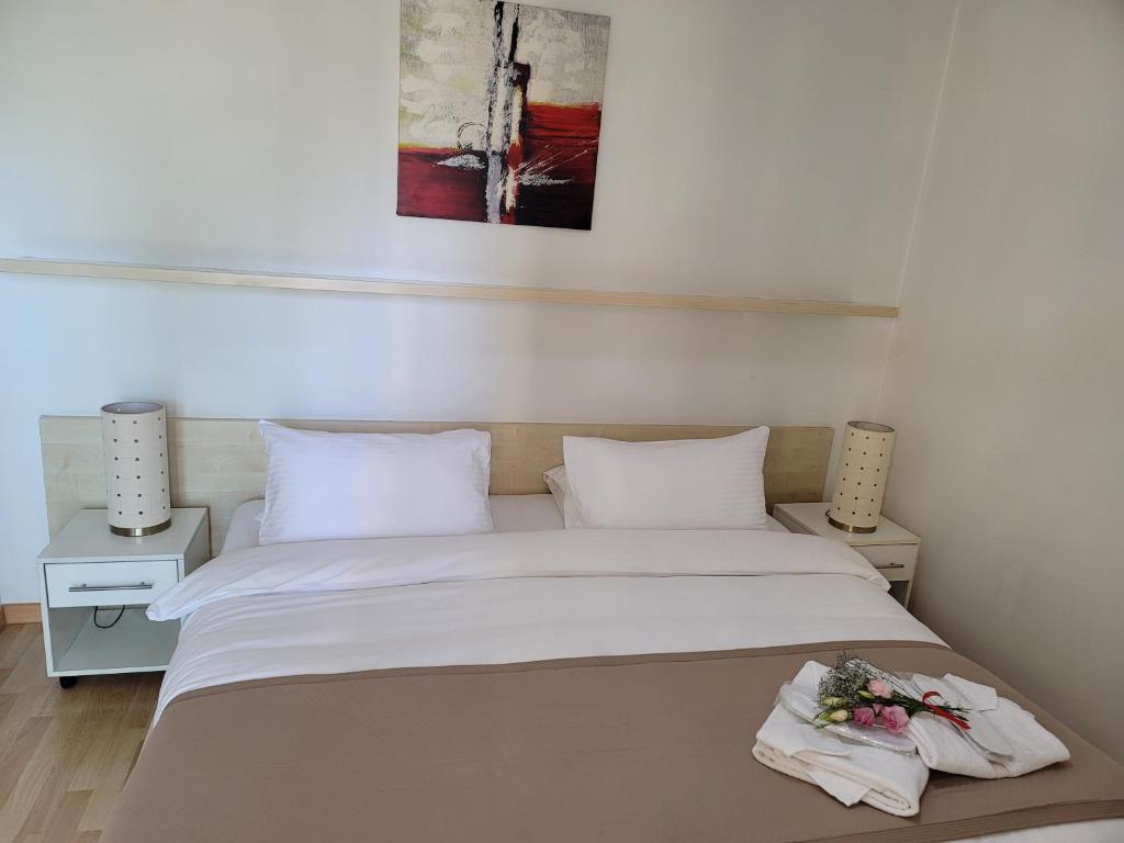 Postel nebo postele na pokoji v ubytování Sky Suites