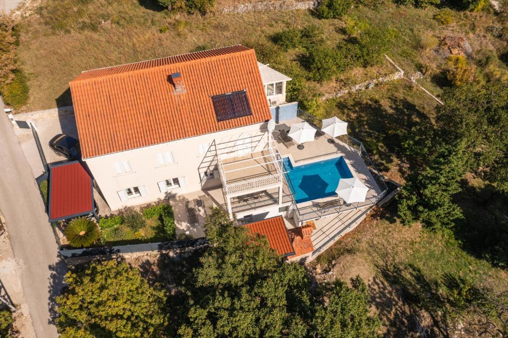 eine Aussicht auf ein Haus mit orangefarbenem Dach in der Unterkunft Villa Mambo in Mlini