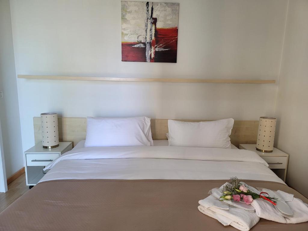 Postel nebo postele na pokoji v ubytování Sky Suites