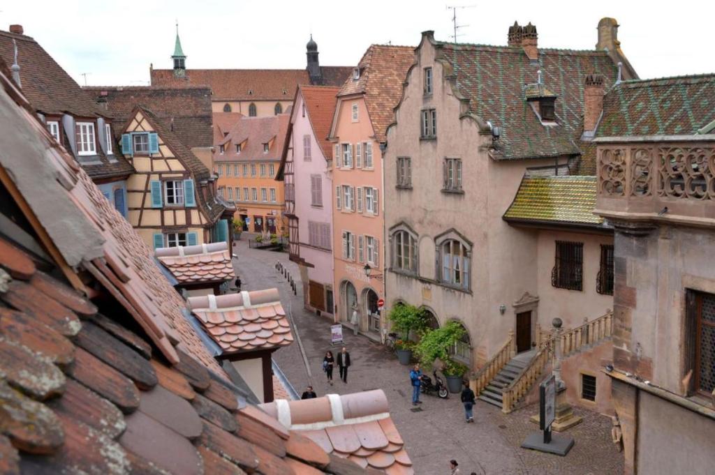 a view of a city street with buildings at Appartement Grenier à sel Gentleman in Colmar