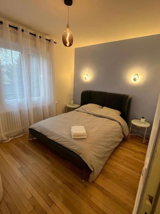 - une chambre avec un lit et 2 serviettes dans l&#39;établissement appartement cosy 6 pers, à Noisy-le-Sec