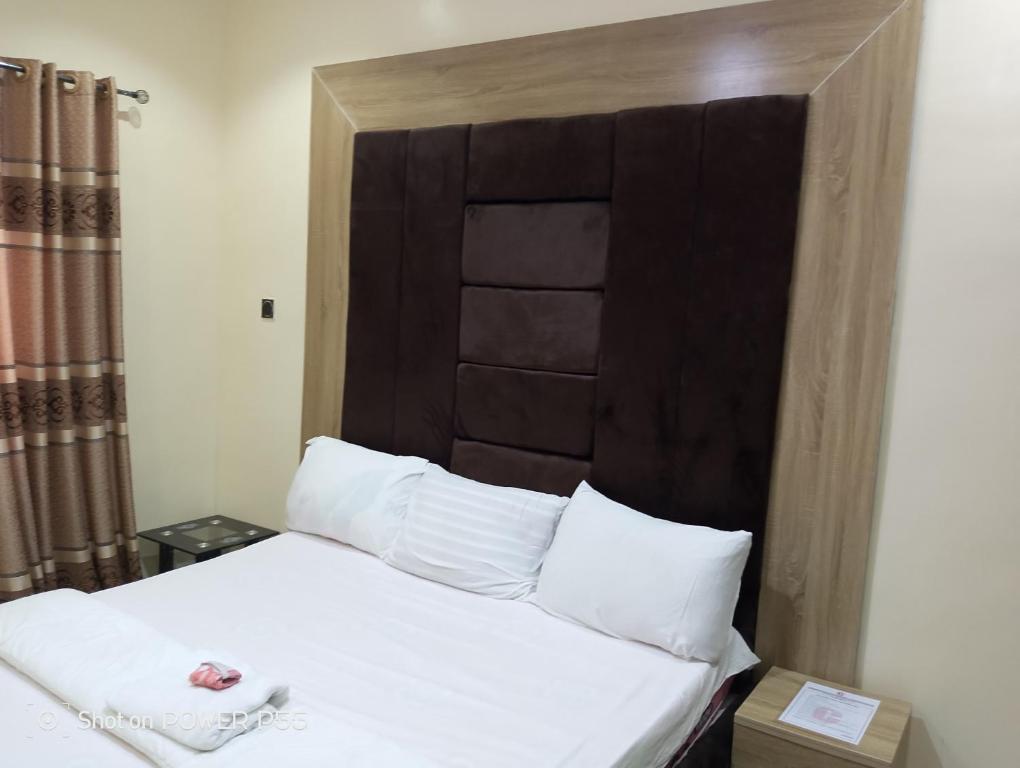 Gallery image of Charles deluxe hotel and apartments in Benin City