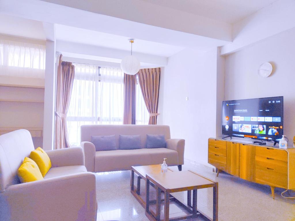sala de estar con sofá y TV en AJ Home - Fahrenheit Pavillion bukit bintang, en Kuala Lumpur