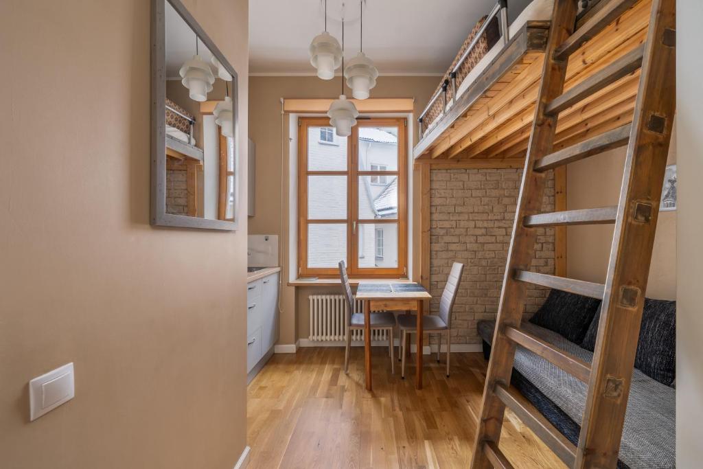 Camera piccola con tavolo e letto a soppalco. di Charming studio in Old Town Riga a Riga