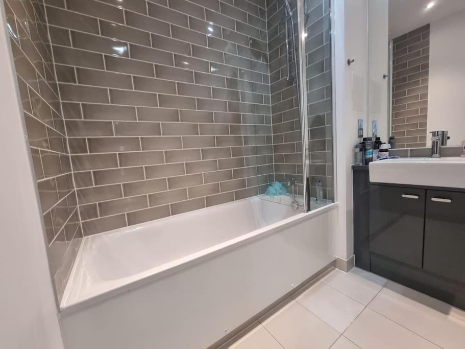 W łazience znajduje się wanna i umywalka. w obiekcie ExCeL London 3 Bed -Lux Condo with Great Balcony w mieście North Woolwich